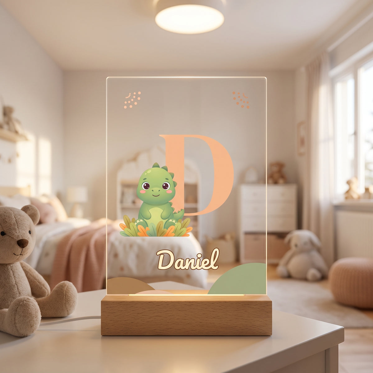Lámpara infantil con inicial y dinosaurio encendida con luz LED cálida en un dormitorio