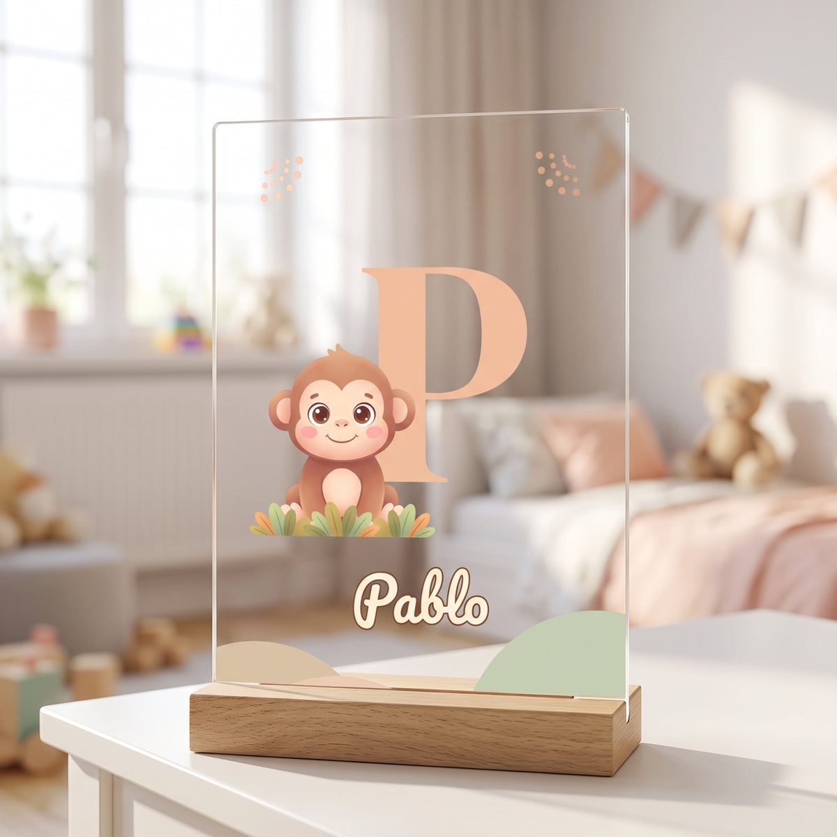Lámpara infantil personalizada con inicial y nombre, detalle de cerca del dibujo y el nombre