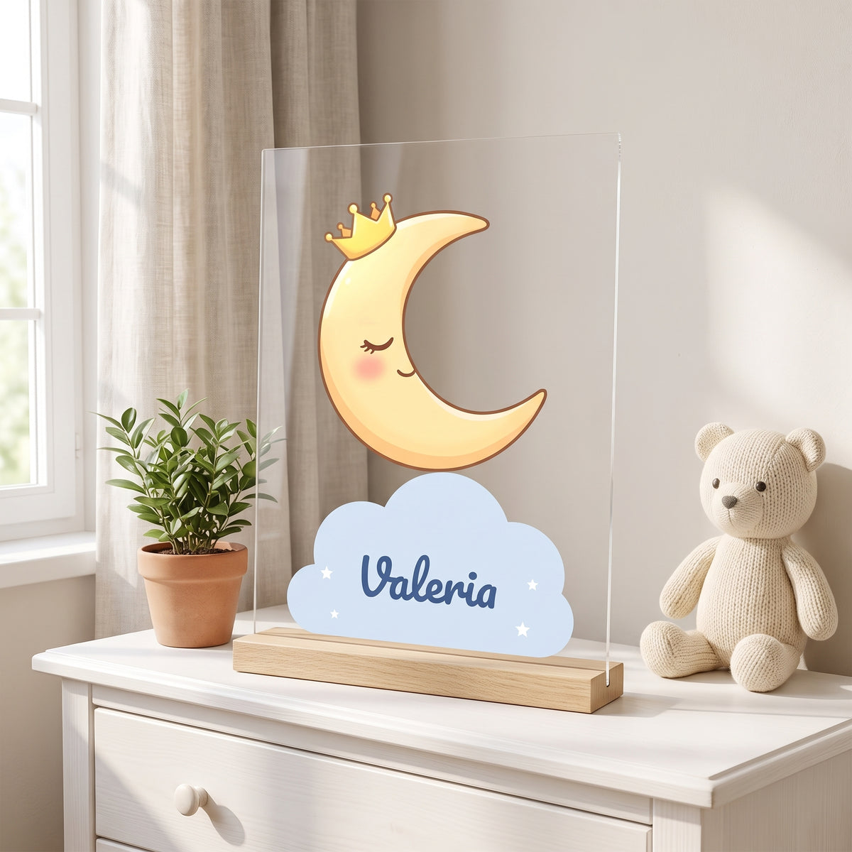 Lámpara infantil personalizada con luna y nombre con luna con corona y el nombre Valeria, sobre una cómoda en un dormitorio infantil