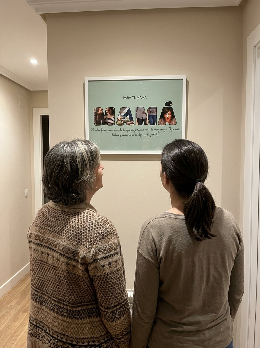 Madre e hija mirando el cuadro letras con fotos personalizado Día de la Madre recién colgado