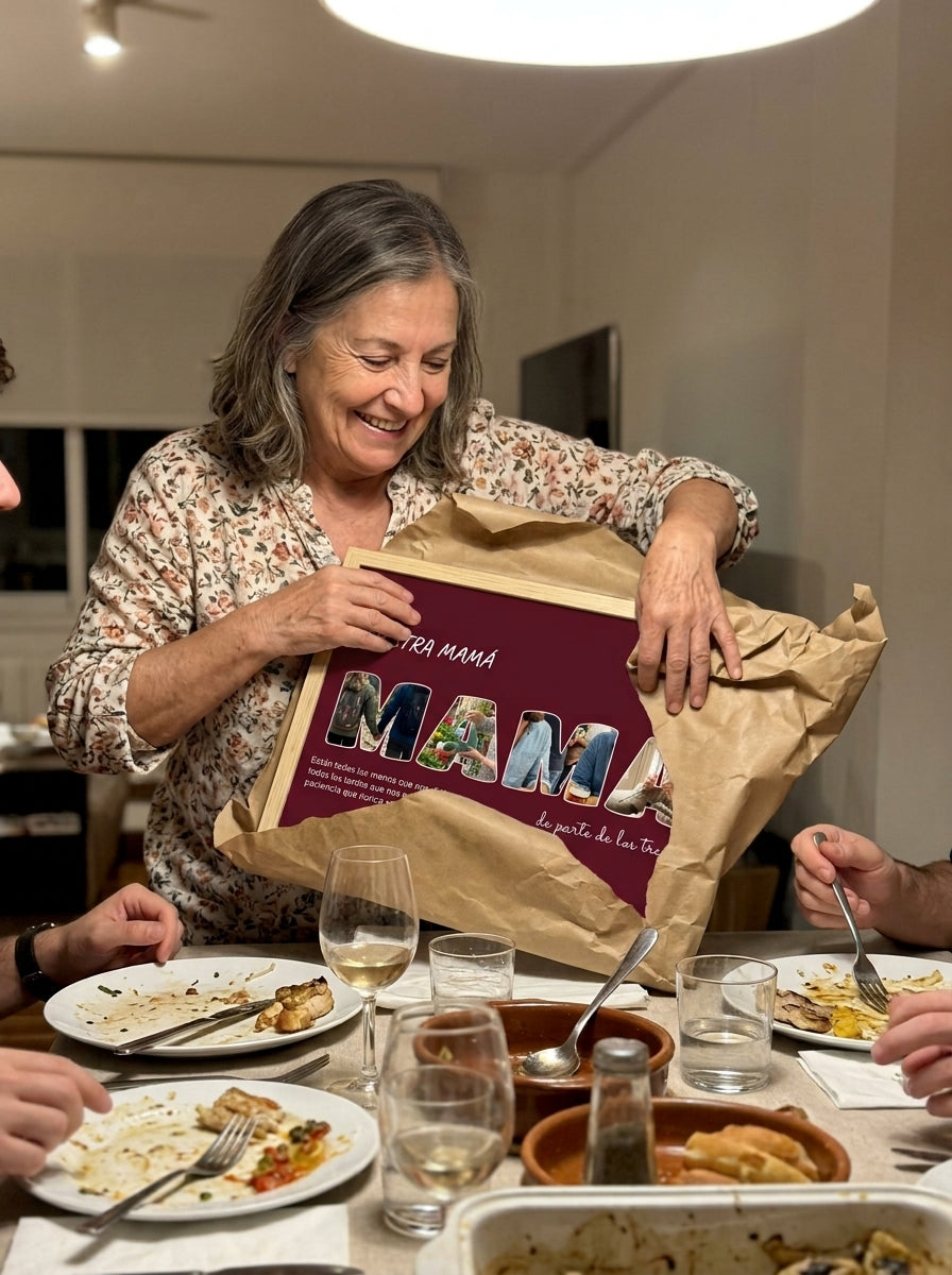 Abriendo el regalo del cuadro letras con fotos personalizado Día de la Madre en una comida familiar
