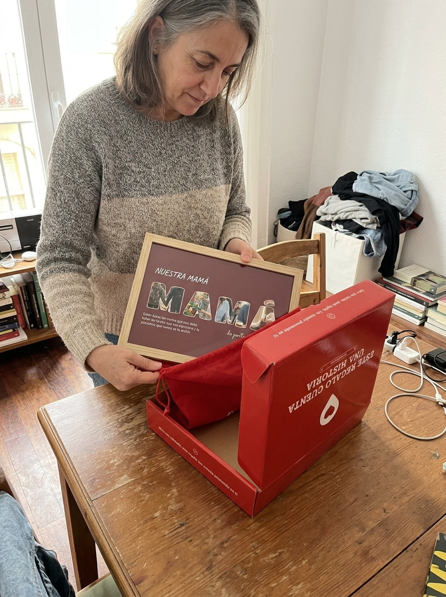 Sacando el cuadro letras con fotos personalizado Día de la Madre de la bolsa de regalo, con la caja abierta al lado