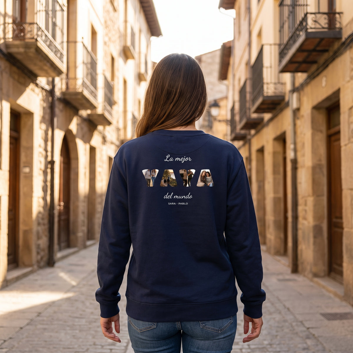 Mujer de espaldas con la sudadera azul marino personalizada con la palabra YAYA con las letras rellenas de fotos estampado en la espalda