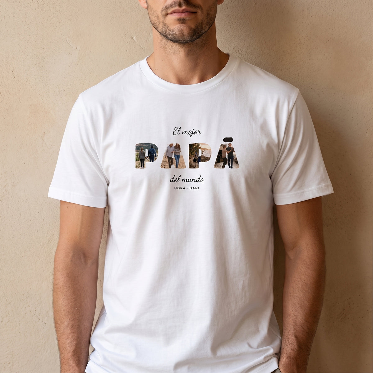 Hombre con la camiseta blanca personalizada con la palabra PAPÁ con las letras rellenas de fotos estampado en el pecho