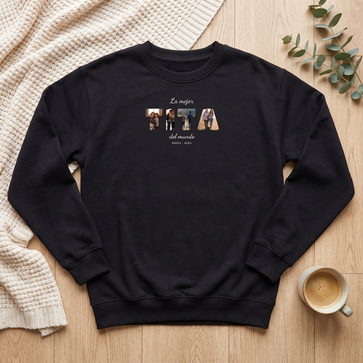 Sudadera negra personalizada con la palabra TITA con las letras rellenas de fotos, vista de plano