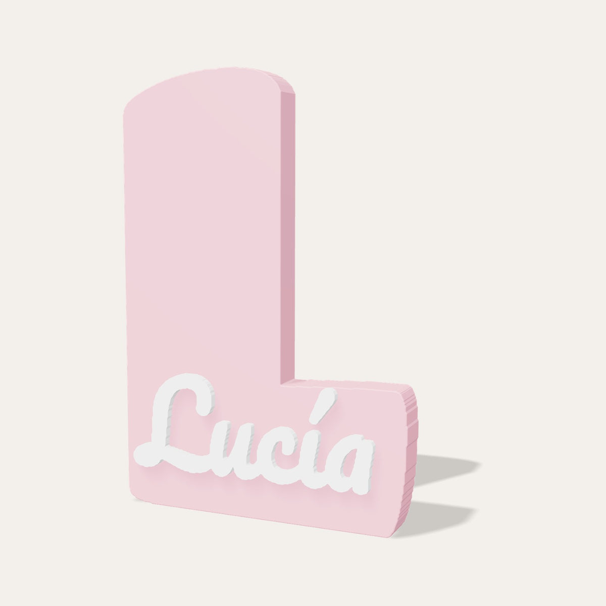 Letra 3D L rosa con el nombre Lucía en relieve blanco