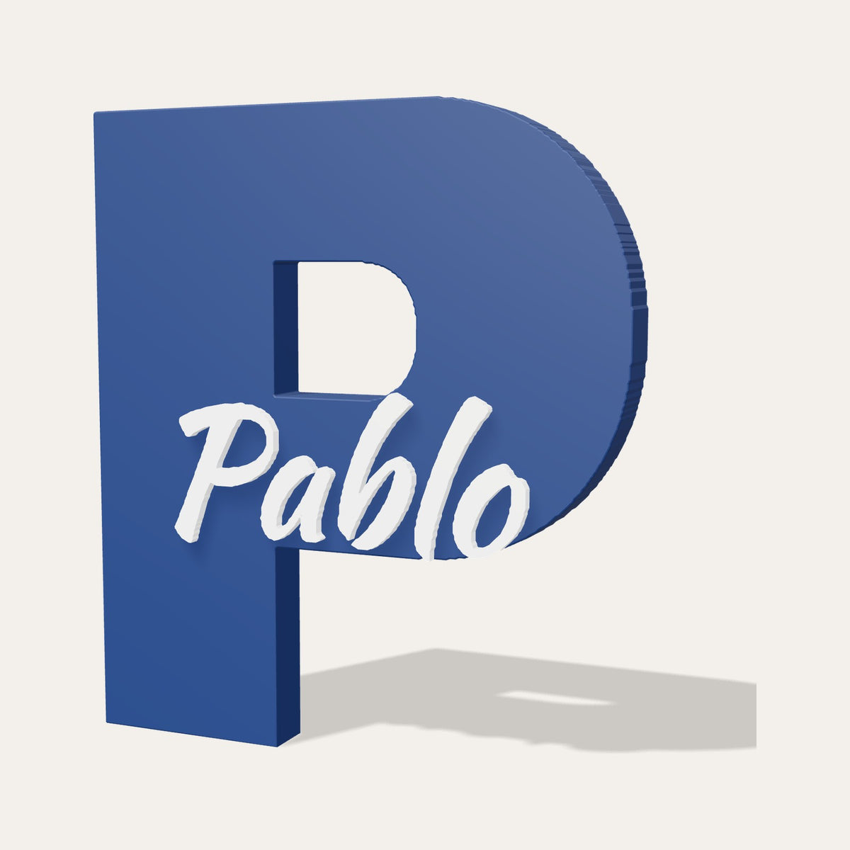 Letra 3D P azul marino con el nombre Pablo en relieve blanco