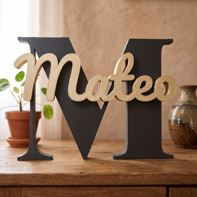 Letra inicial 3D con nombre personalizado en un mueble del salón