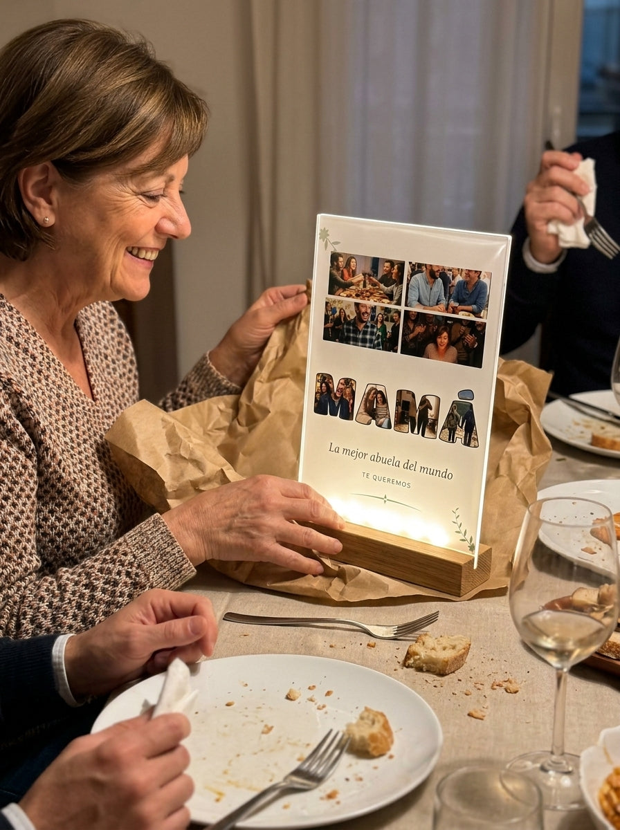 Abriendo el regalo de la placa de metacrilato personalizada con fotos dentro de las letras en una comida familiar