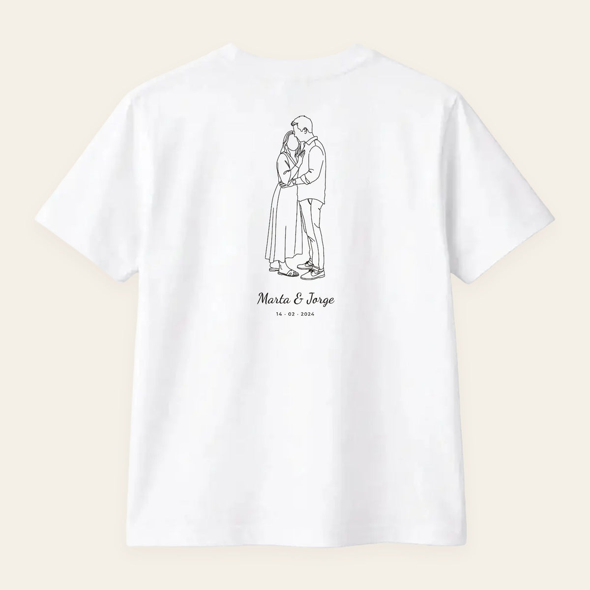 Camiseta blanca personalizada con el dibujo lineal de una pareja abrazada, sin caras, y los nombres Marta & Jorge, estampado en la espalda