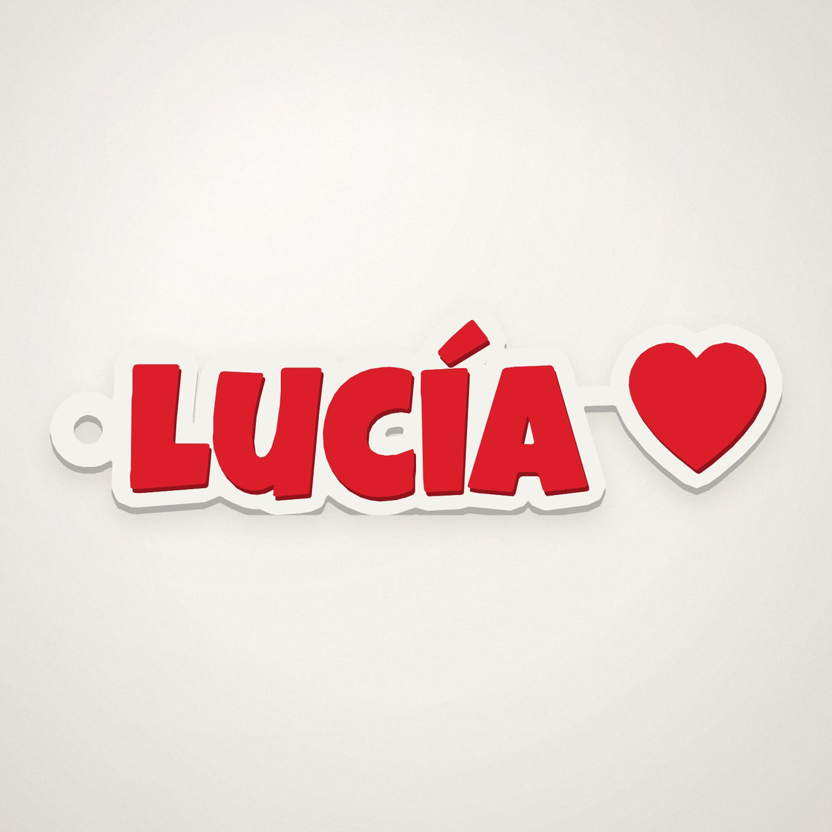 Llavero con el nombre Lucía impreso en 3D en relieve rojo sobre plancha blanca, con un corazón al lado