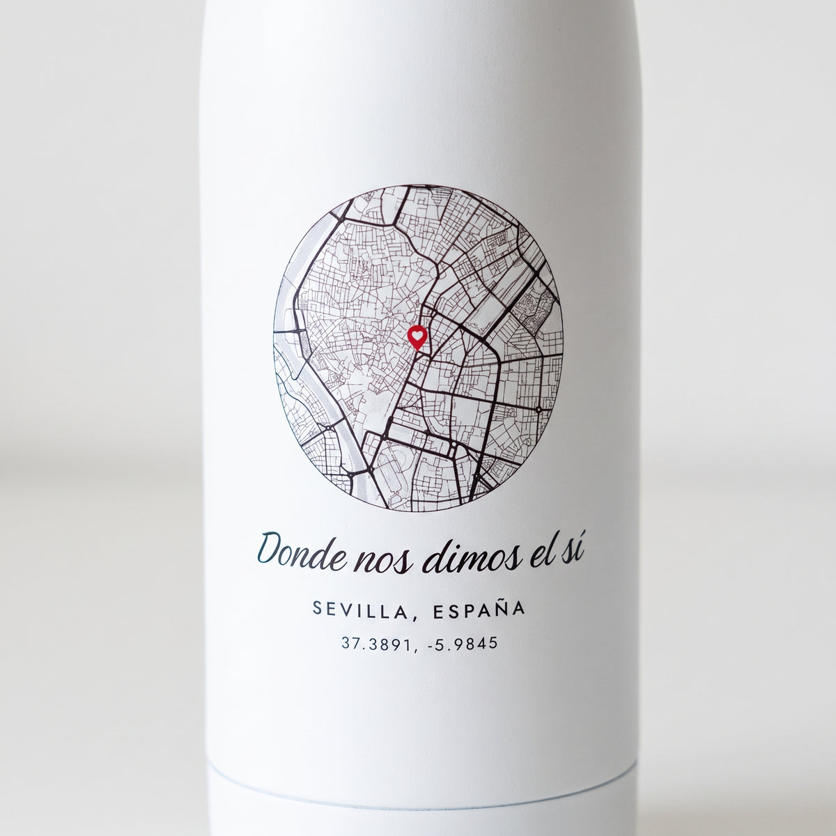 Detalle del mapa de Sevilla impreso en la botella, con sus coordenadas