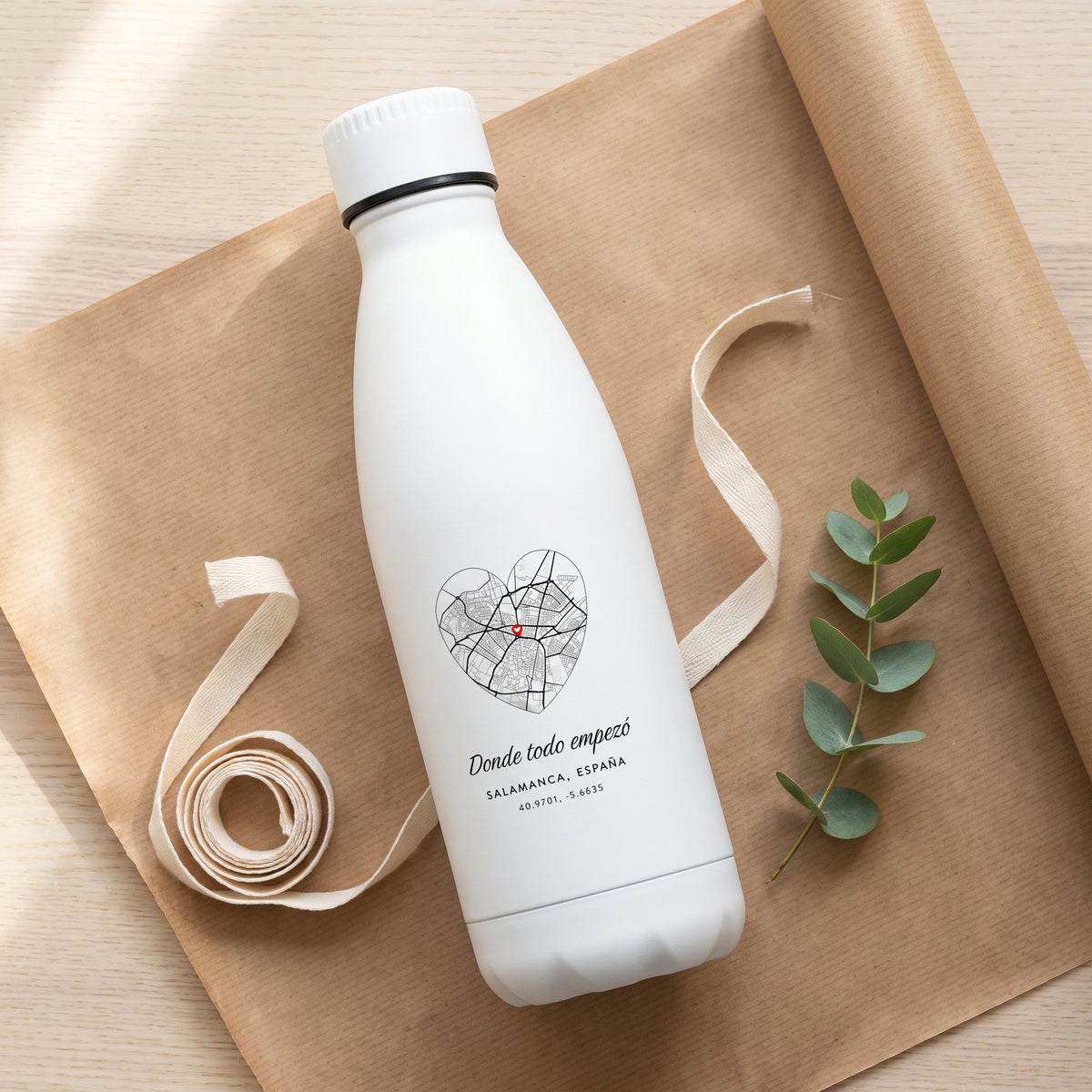 La botella con el mapa de Salamanca envuelta para regalo