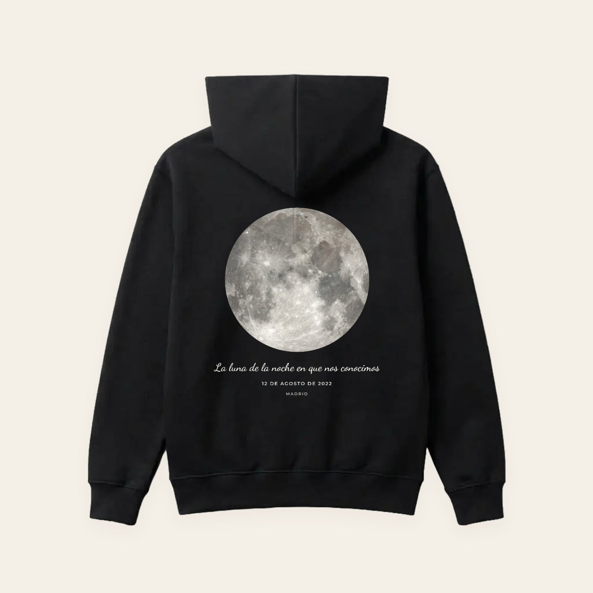 Sudadera con capucha negra personalizada con la luna de la noche elegida y «La luna de la noche en que nos conocimos», estampado en la espalda