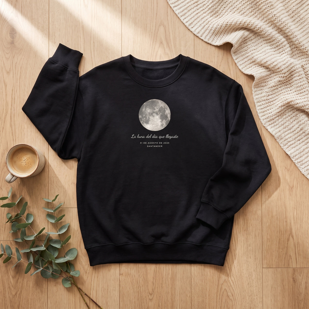 Sudadera negra personalizada con la luna de la noche elegida y «La luna del día que llegaste», vista de plano