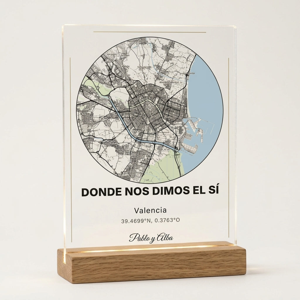 Placa de metacrilato personalizada con el mapa de vuestro lugar en corazón sobre su base de luz, foto de estudio sobre fondo neutro