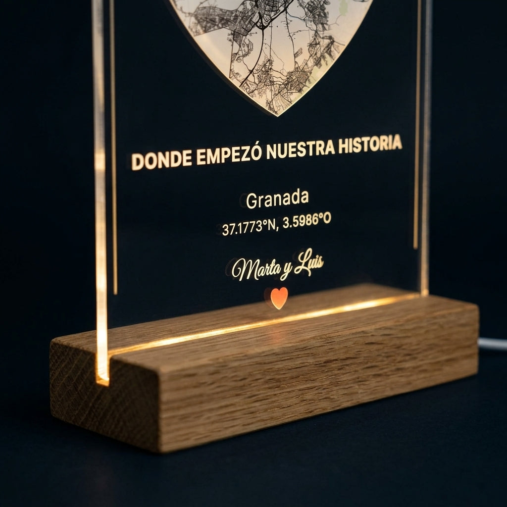 Detalle de la base de madera con luz LED de la placa de metacrilato personalizada con el mapa de vuestro lugar en corazón
