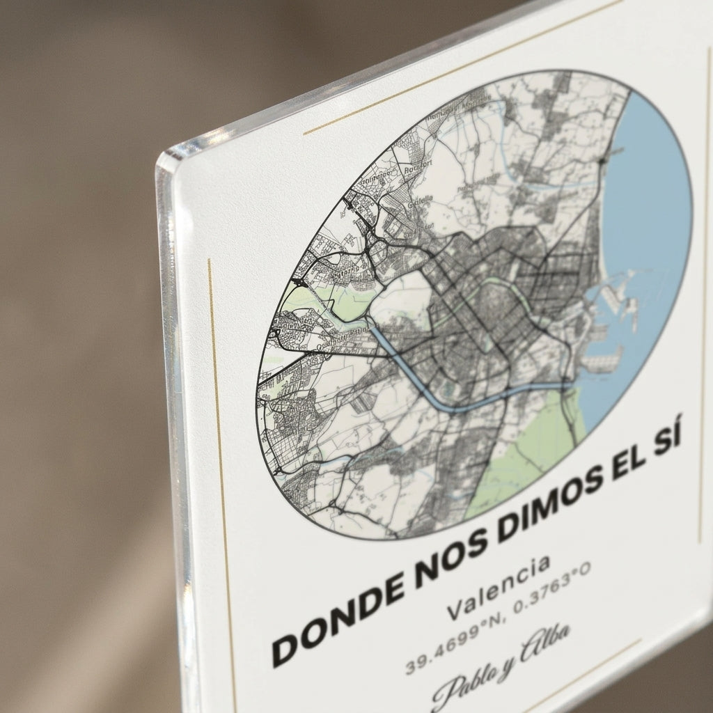 Detalle del canto pulido y de la impresión UV de la placa de metacrilato personalizada con el mapa de vuestro lugar en corazón