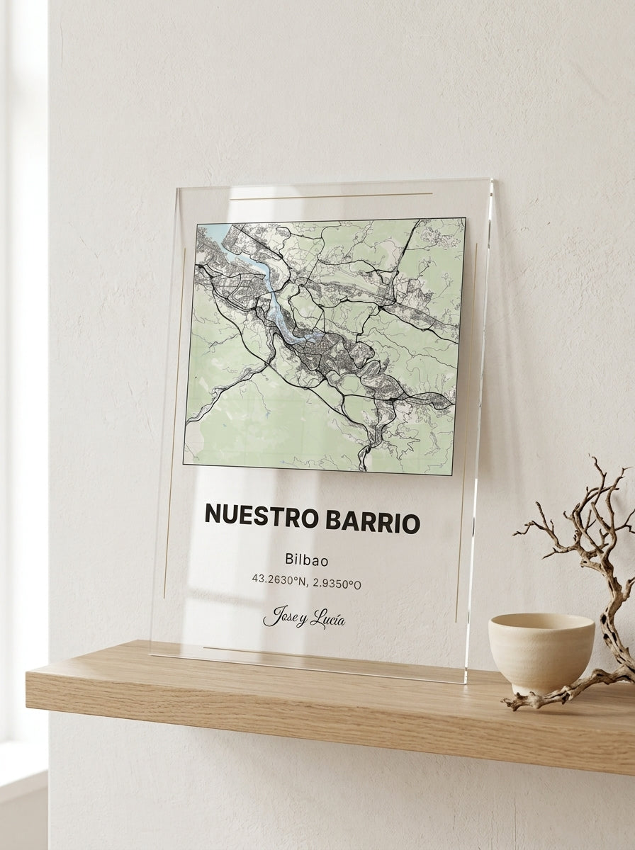 Placa de metacrilato personalizada con el mapa de vuestro lugar en corazón apoyada en una balda de roble junto a una rama seca