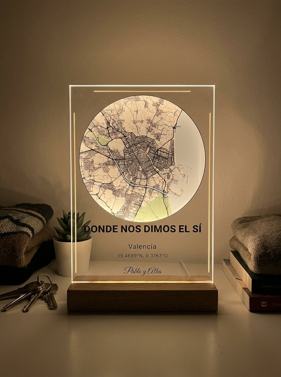 Placa de metacrilato personalizada con el mapa de vuestro lugar en corazón encendida de noche sobre una cómoda