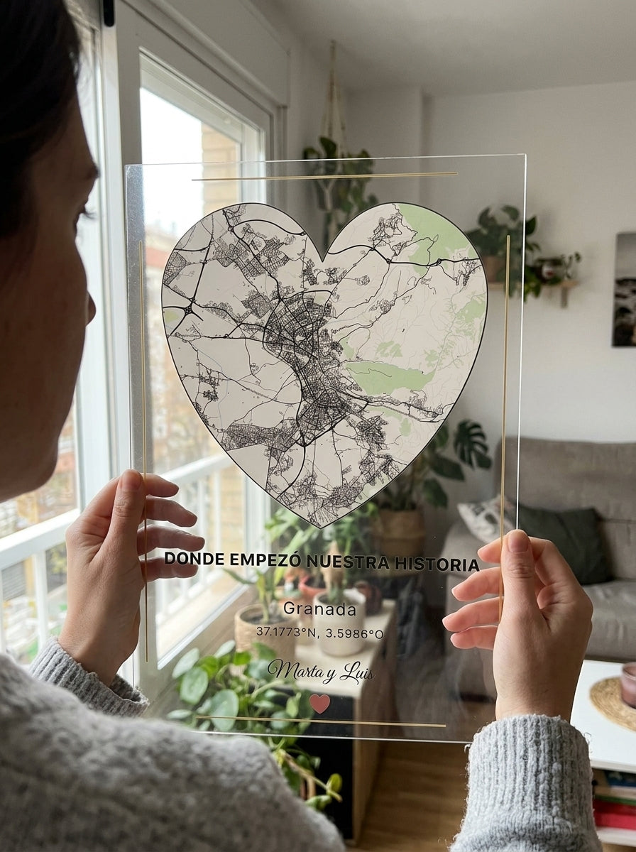 Sosteniendo la placa de metacrilato personalizada con el mapa de vuestro lugar en corazón a contraluz junto a una ventana
