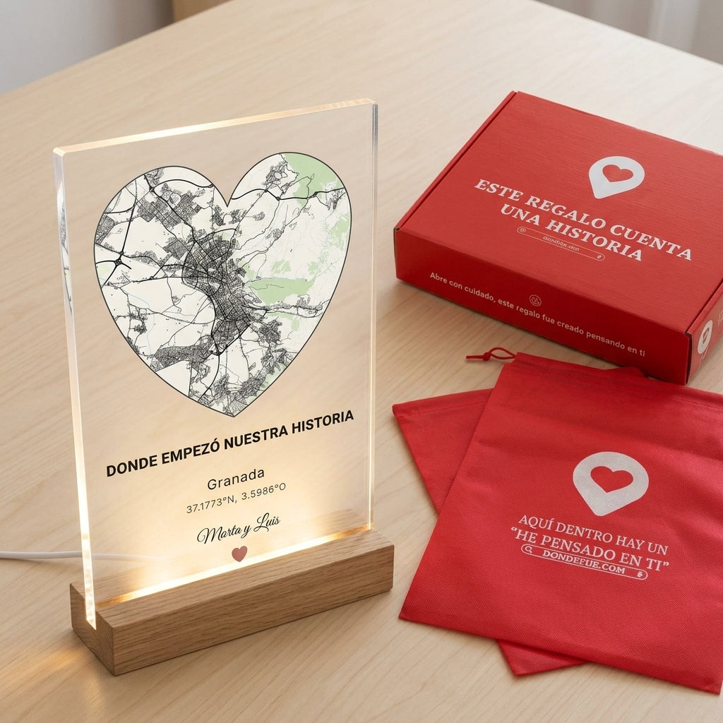 Placa de metacrilato personalizada con el mapa de vuestro lugar en corazón junto a la caja y la bolsa de regalo de Donde Fue