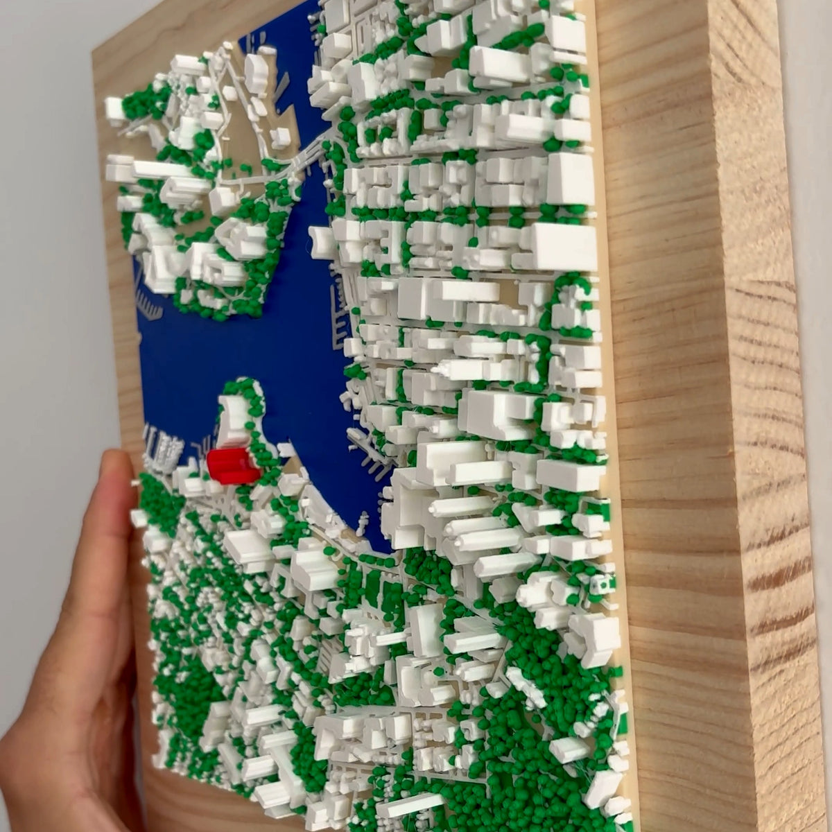 El canto de la tabla de pino maciza y el relieve del mapa 3D visto de lado