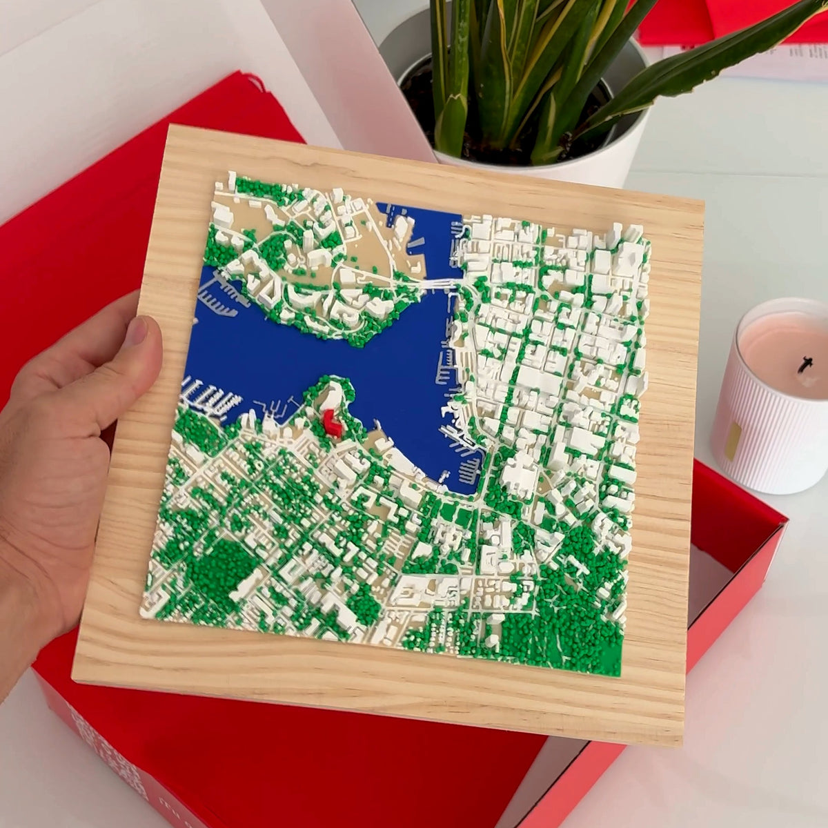 El mapa 3D recién sacado de su caja roja de regalo, con la bolsa de tela dentro