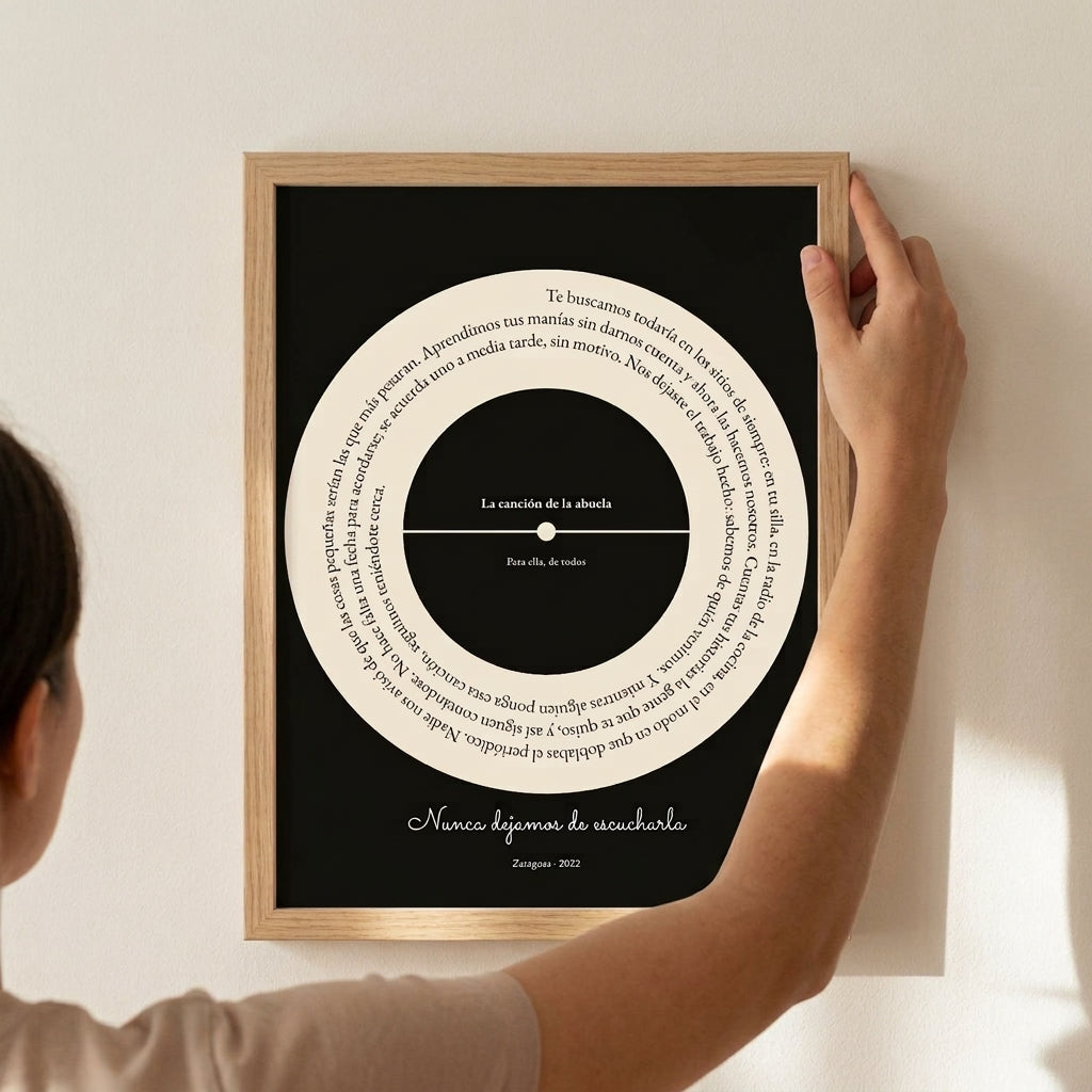 Enderezando el cuadro canción personalizado en memoria de un ser querido recién colgado en la pared