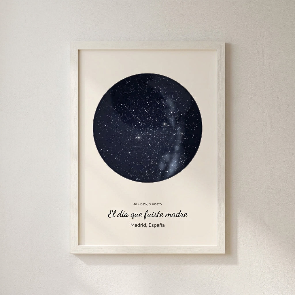 Cuadro mapa estelar personalizado Día de la Madre con el cielo del día en que fue madre, colgado en una pared clara