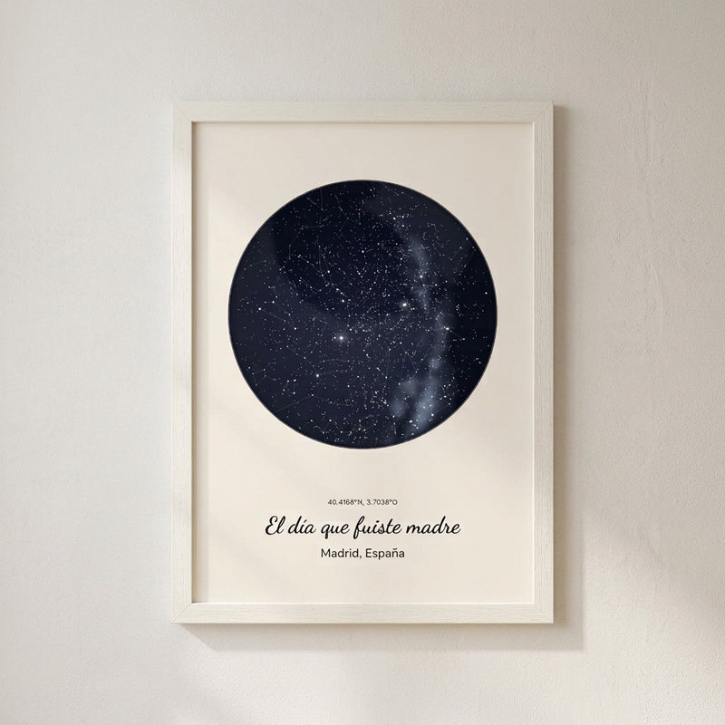 Cuadro mapa estelar personalizado Día de la Madre con el cielo del día en que fue madre, colgado en una pared clara