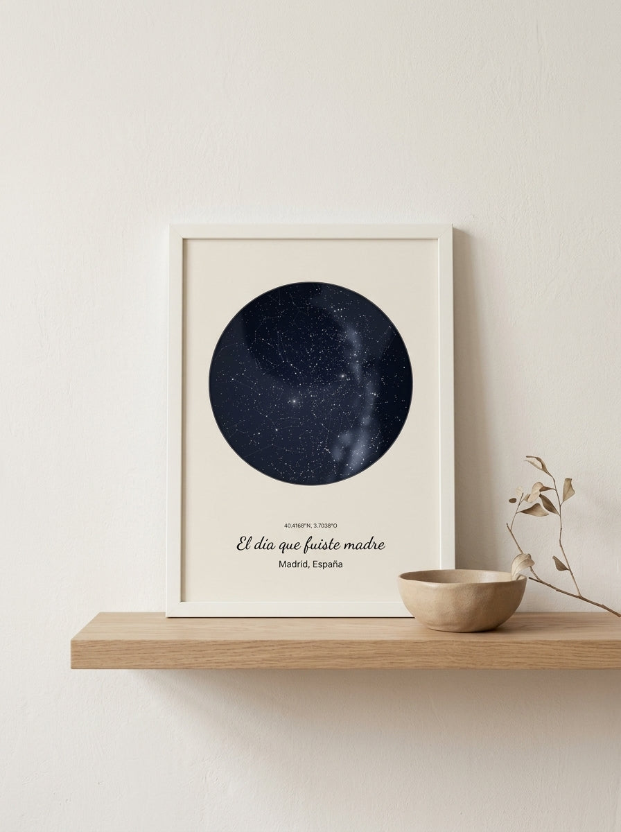Cuadro mapa estelar personalizado Día de la Madre apoyado en una balda de roble junto a una rama seca
