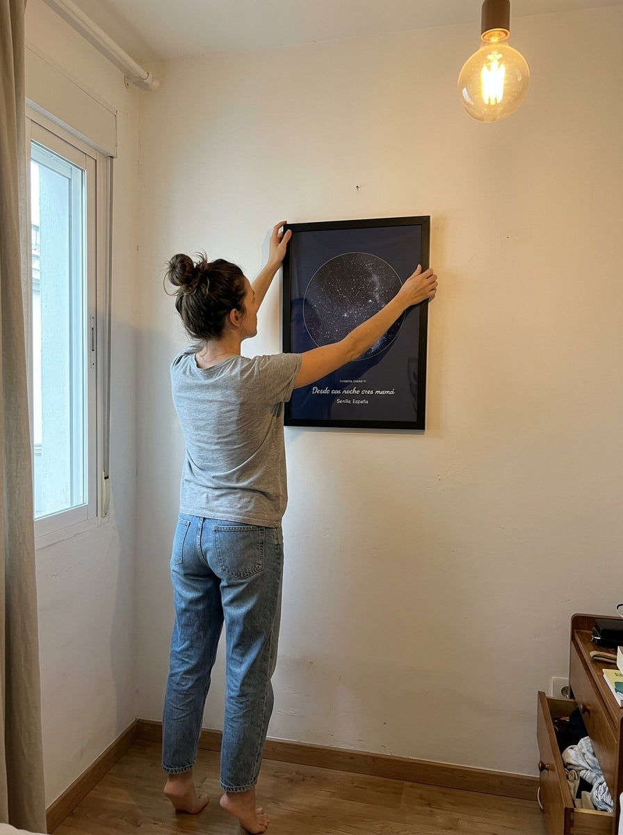 Colgando el cuadro mapa estelar personalizado Día de la Madre en la pared de casa