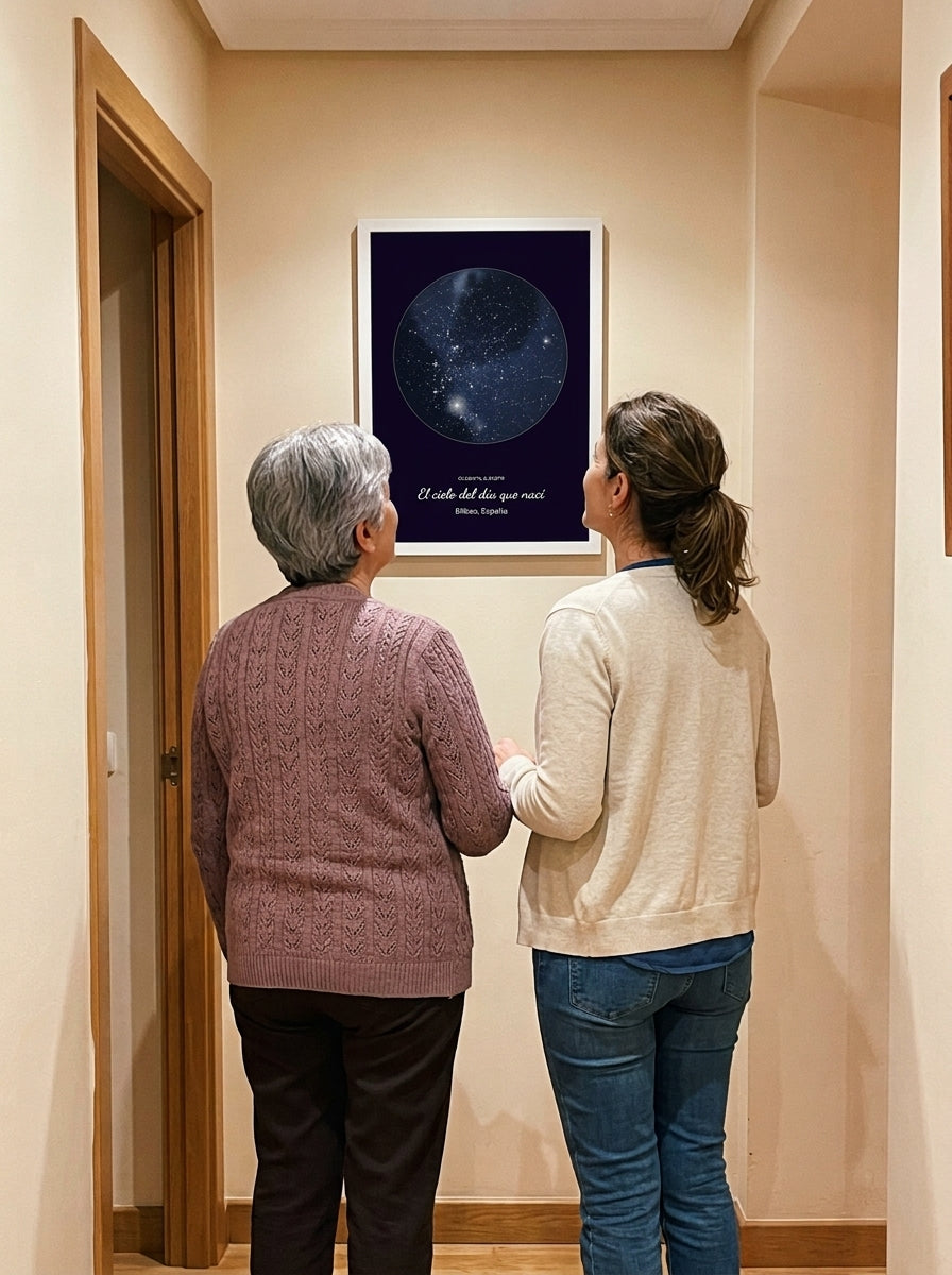 Madre e hija mirando el cuadro mapa estelar personalizado Día de la Madre recién colgado
