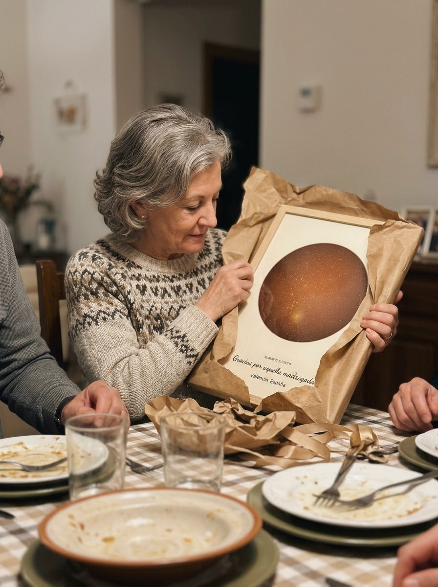 Abriendo el regalo del cuadro mapa estelar personalizado Día de la Madre en una comida familiar