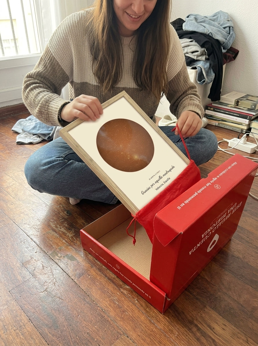 Sacando el cuadro mapa estelar personalizado Día de la Madre de la bolsa de regalo, con la caja abierta al lado