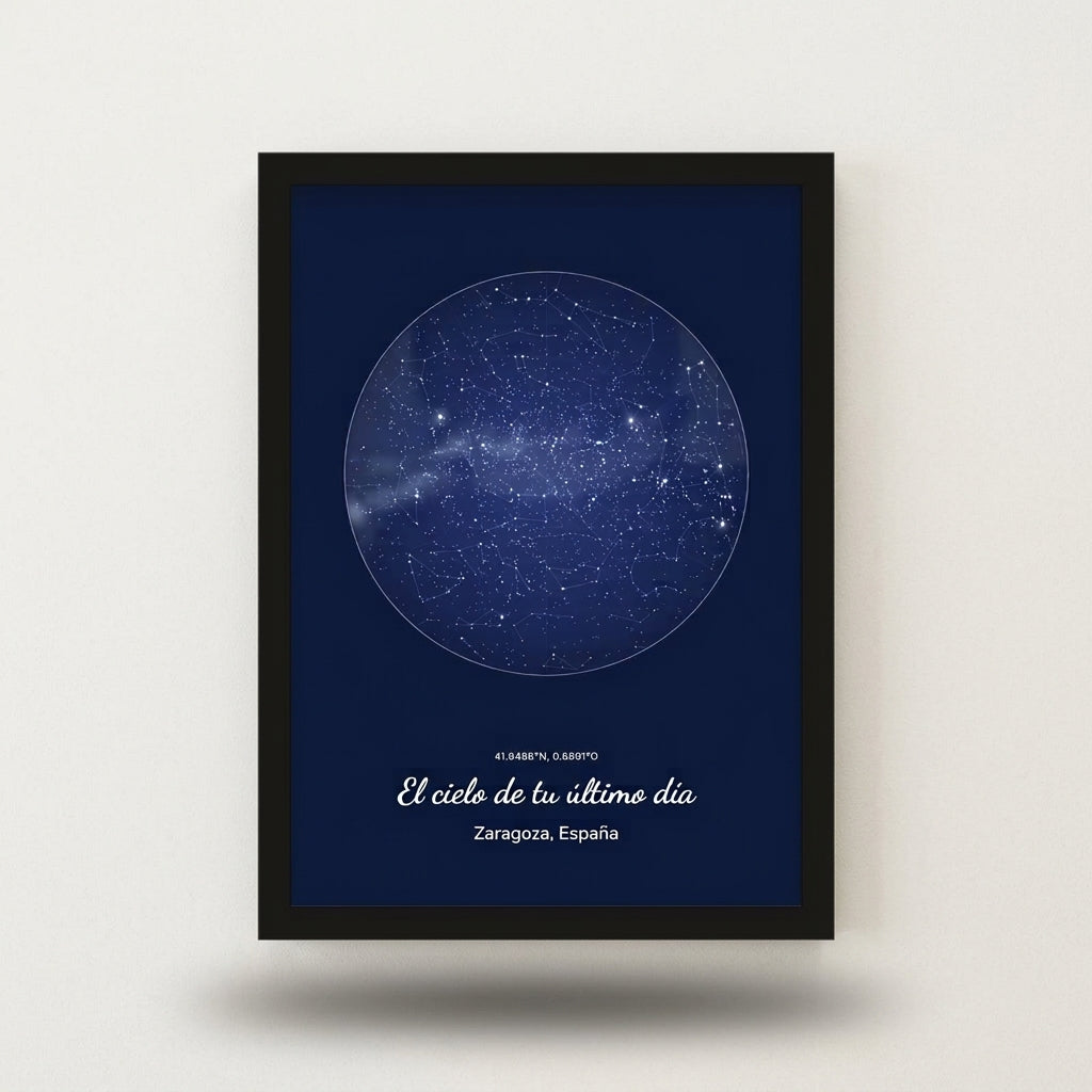 Cuadro mapa estelar personalizado en memoria de un ser querido con marco negro, foto de estudio sobre fondo neutro
