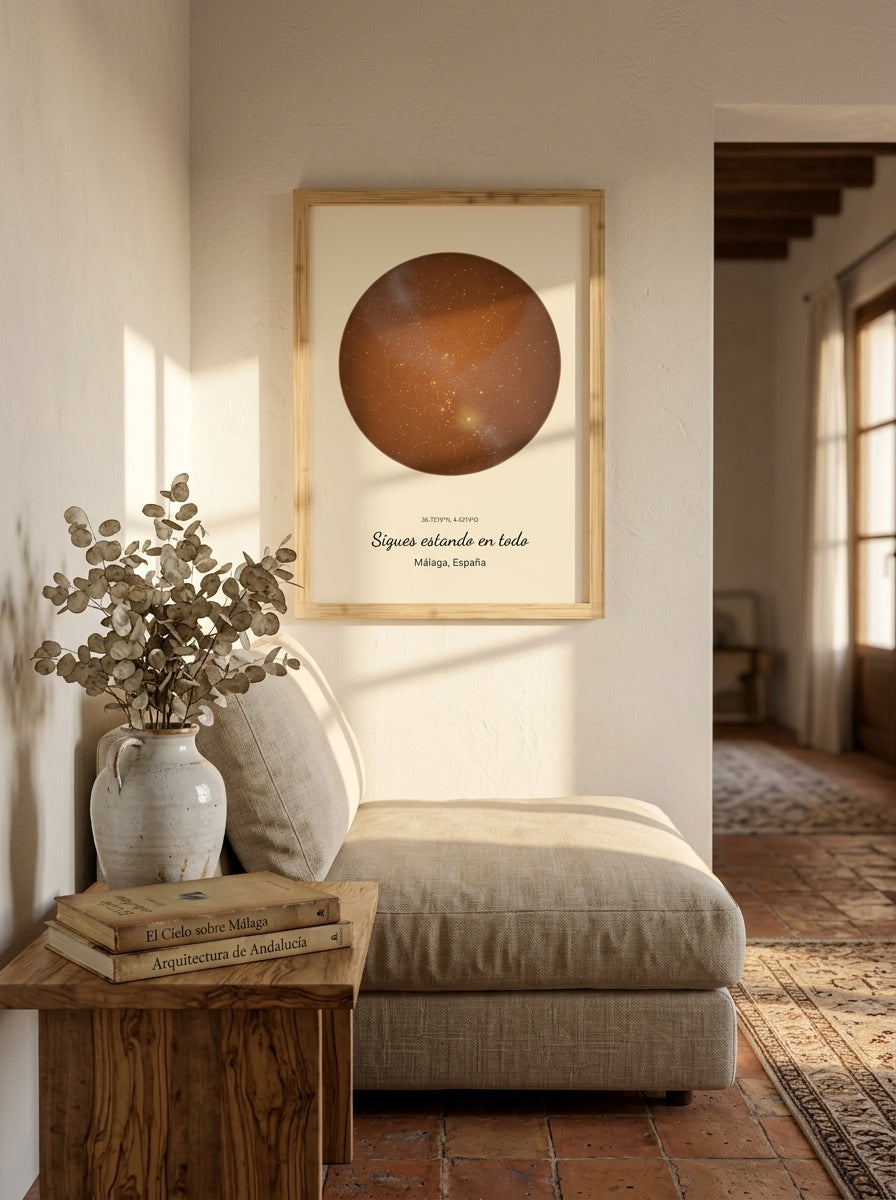 Cuadro mapa estelar personalizado en memoria de un ser querido colgado sobre un sofá de lino en un salón cálido