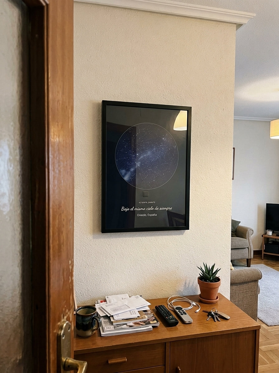 El cuadro mapa estelar personalizado en memoria de un ser querido visto desde la puerta del salón