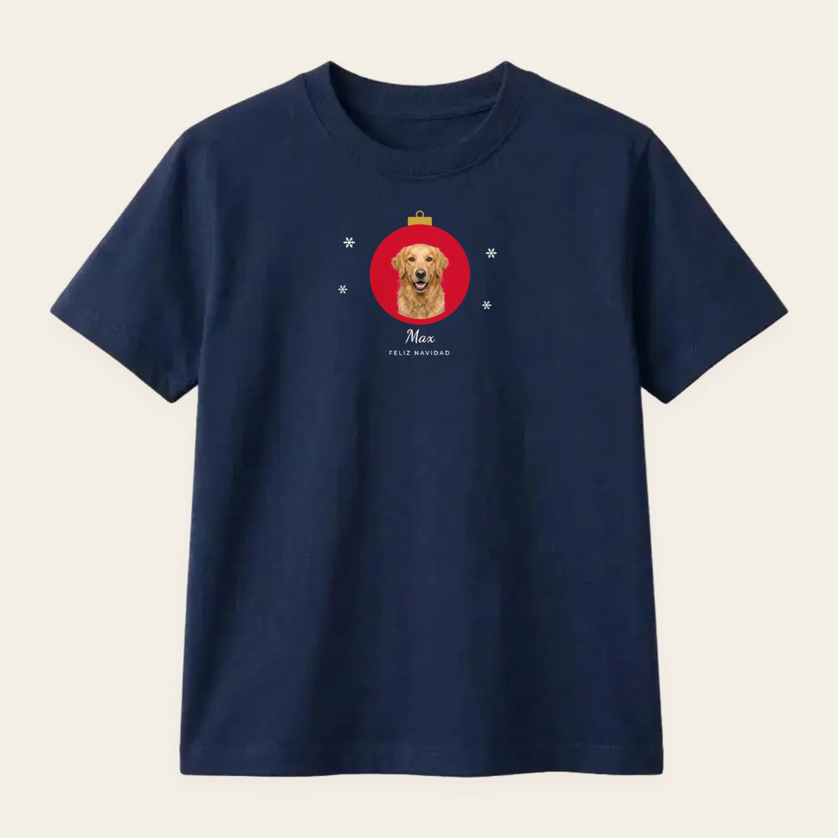Camiseta azul marino personalizada con la cara de un golden retriever dentro de una bola de Navidad roja, su nombre, Max, y «Feliz Navidad», estampado en el pecho