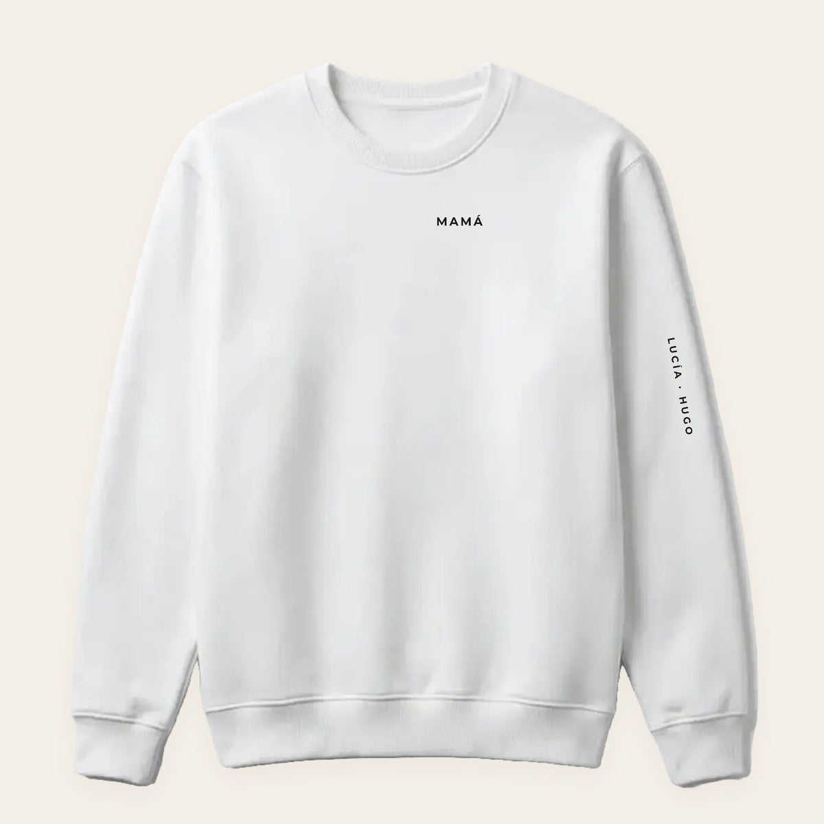 Sudadera blanca personalizada con «MAMÁ» en el pecho y «Lucía · Hugo» bajando por la manga