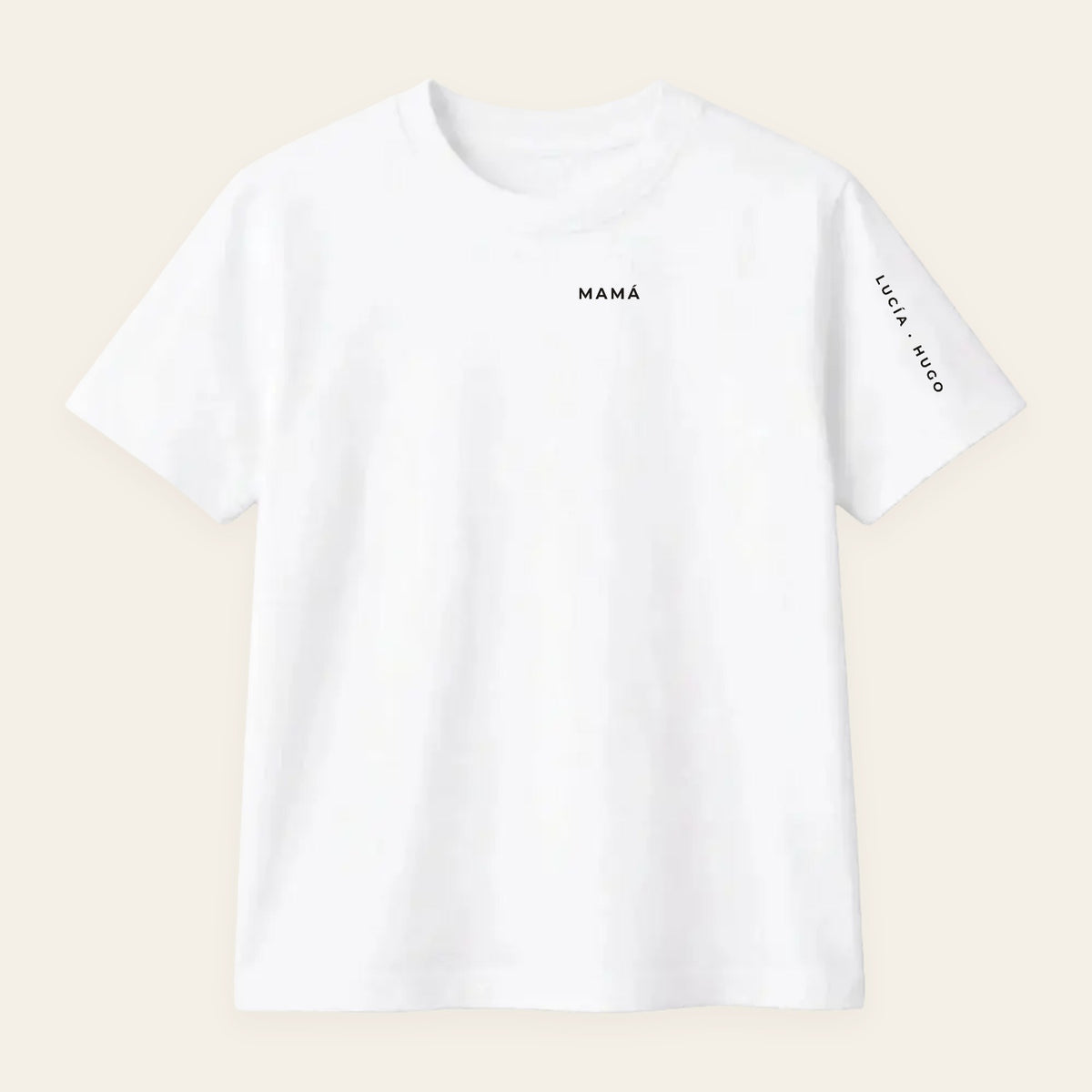 Camiseta blanca personalizada con «MAMÁ» en el pecho y «Lucía · Hugo» bajando por la manga