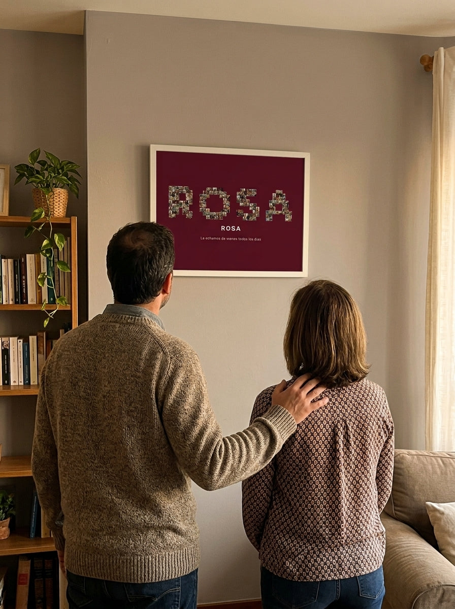 Una familia mirando el cuadro nombre con fotos personalizado en memoria de un ser querido recién colgado
