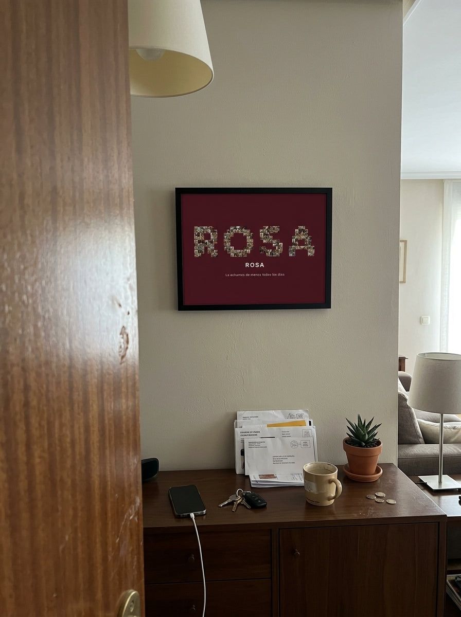 El cuadro nombre con fotos personalizado en memoria de un ser querido visto desde la puerta del salón