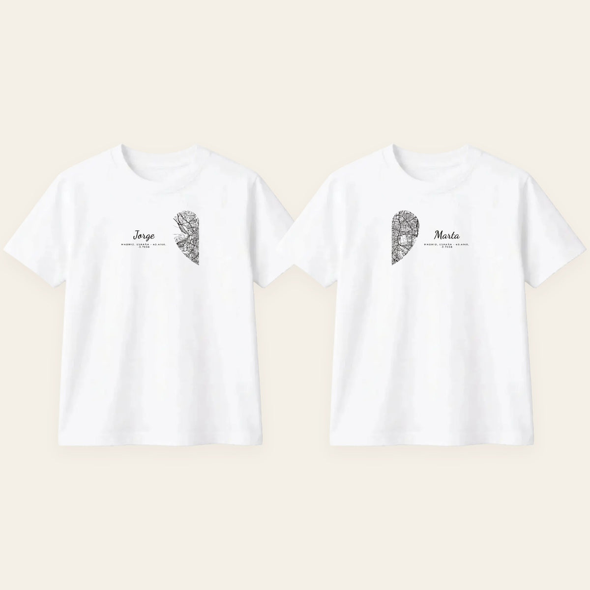 Dos camisetas blancas a juego, cada una con la mitad de un corazón hecho con el mapa de Madrid, los nombres Jorge y Marta y las coordenadas del sitio