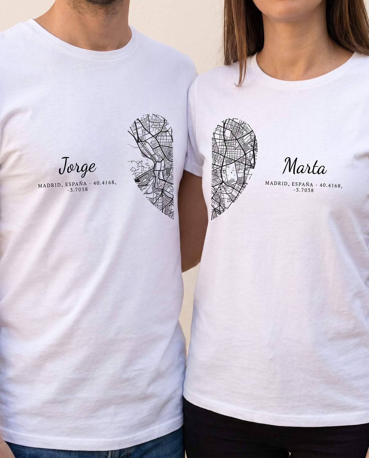 Pareja con las dos camisetas puestas, una al lado de la otra: las dos mitades del mapa de Madrid forman un corazón entero
