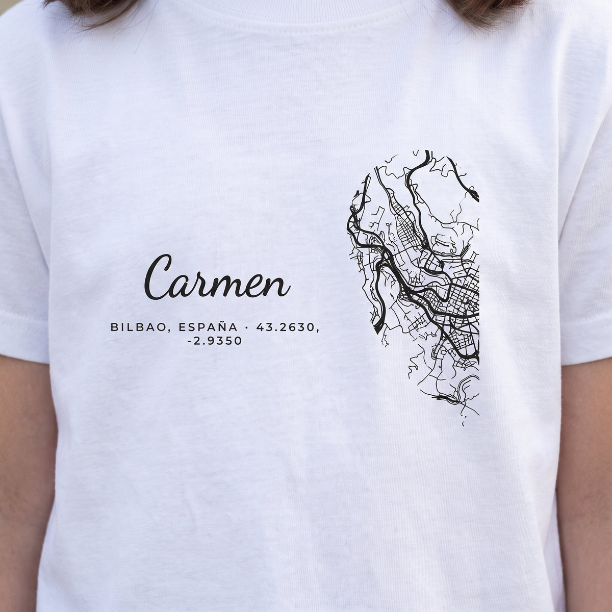 Detalle del estampado: media silueta de corazón rellena con el callejero de Bilbao, el nombre Carmen y sus coordenadas