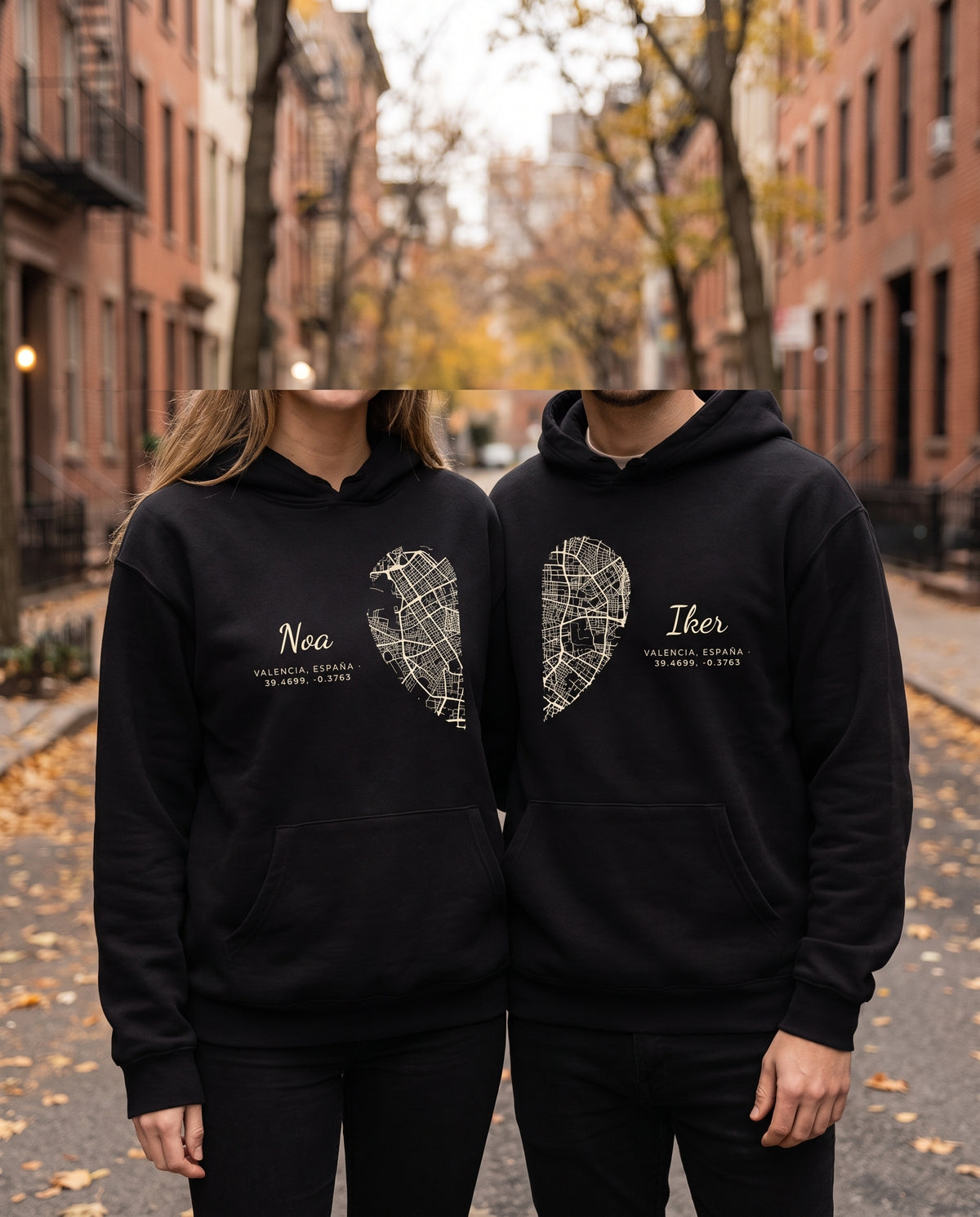 Pareja en la calle con dos sudaderas con capucha negras a juego, cada una con la mitad del mapa de Valencia en tinta crema