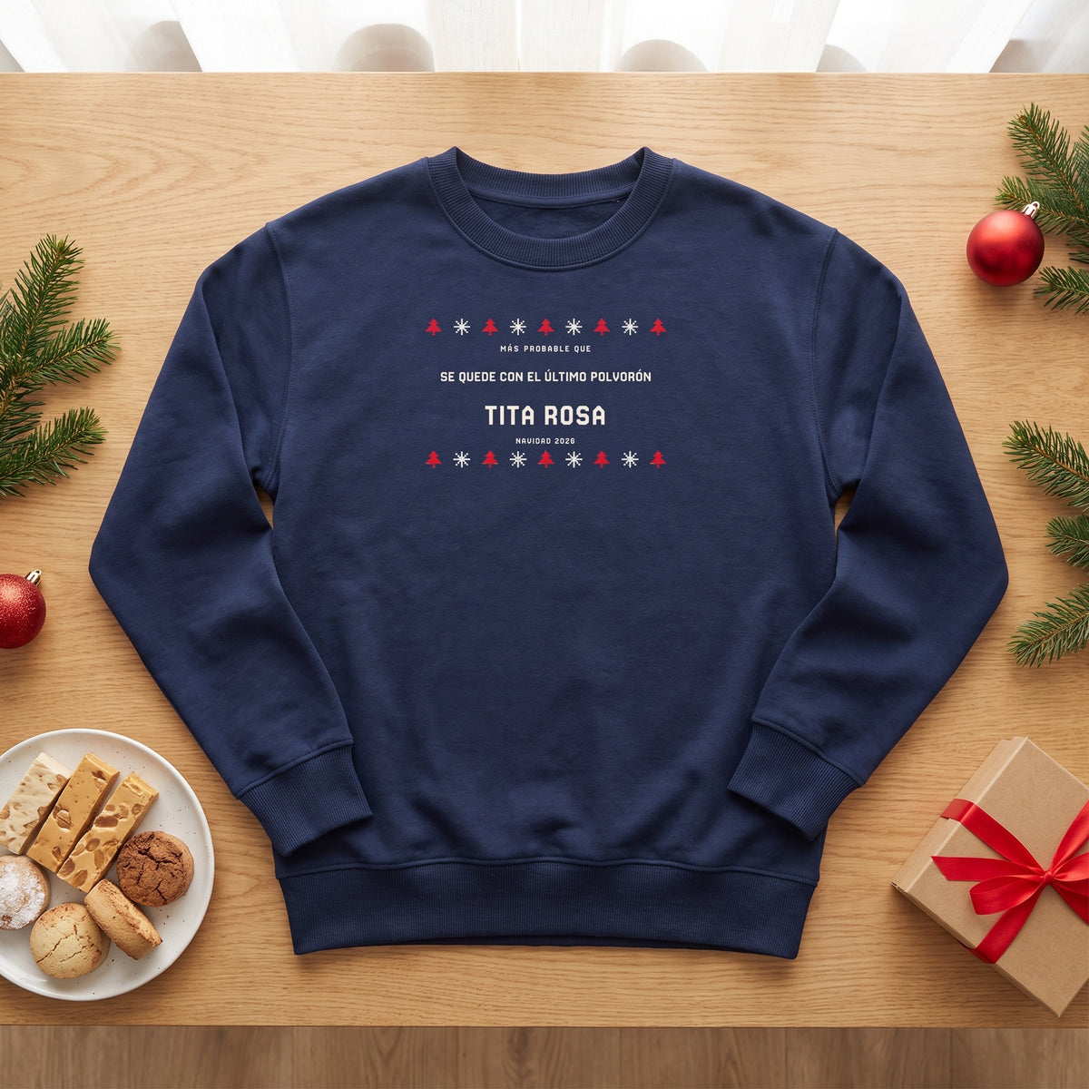 Sudadera azul marino estilo jersey de punto «MÁS PROBABLE QUE SE QUEDE CON EL ÚLTIMO POLVORÓN», Tita Rosa, sobre la mesa con turrón y polvorones