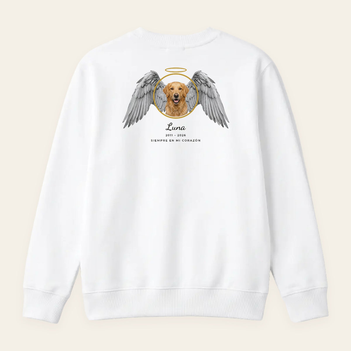 Sudadera blanca personalizada con la foto de un golden retriever entre alas de ángel con aureola dorada, su nombre, Luna, sus años 2011 – 2026 y «Siempre en mi corazón», estampada en la espalda